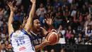 Pemain Satria Muda, Christian Sitepu menghadang pemain Pelita Jaya pada gim kedua final IBL 2017 di di Britama Arena, Kelapa Gading, Sabtu (6/52017). Satria Muda menang 83-63. (Bola.com/Nicklas Hanoatubun)