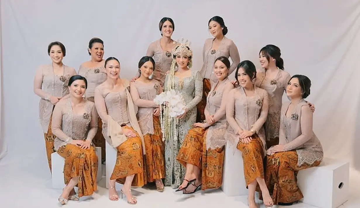 Ririn juga mempercantik penampilan dengan bros, giwang, dan kalung simpel berwarna emas di lehernya. [@heksa.donolobo/@amorphotoworks/@andira_83/@claranadya]