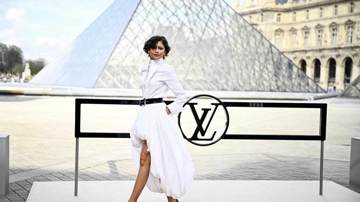 Zendaya Pancarkan Aura Pengantin Berbalut Gaun Putih Edgy dan Cincin Berlian di Paris Fashion Week