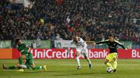 Aksi Mesut Ozil (kanan) saat mencetak gol kemenangan ke gawang Ludogorets Razgrad, pada Matchday 4 Liga Champions 2016-2017, di Stadion Nasional Vasil Levski, Selasa (1/11/2016) atau Selasa (2/11/2016) dini hari WIB. Ozil menjadi penentu kemenangan Arsena