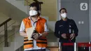 Mantan anggota DPRD Bandung periode 2009-2014 Tomtom Dabbul Qomar usai menjalani pemeriksaan di Gedung KPK, Jakarta, Kamis (23/4/2020). Tomtom diperiksa sebagai tersangka untuk melengkapi berkas kasus dugaan korupsi pengadaan RTH di Pemkot Bandung pada 2012. (merdeka.com/Dwi Narwoko)