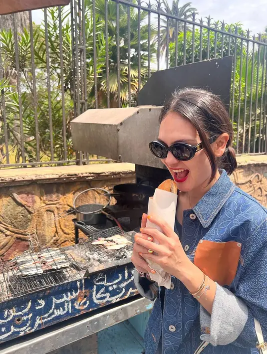 Tidak lupa saat menikmati momen jalan-jalan di kota Maroko, Luna Maya pun sempat menikmati jajalan kaki lima. Salah satunya ialah mencoba makanan-makanan ringan yang banyak dijual oleh para penjual di pinggir jalan. (Liputan6.com/IG/@lunamaya)