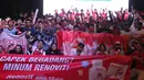 Setelah pertandingan suporter dari Arsenal Indonesia Supporter (AIS) yang hadir dalam acara Roaring Night Nobar Arsenal versus Wolverhampton Wanderers melakukan foto bersama. Mereka pun merasa terbantu karena Renovit menyediakan tempat untuk menggelar laga Arsenal dan dihadiri oleh bintang tamu coach Justin dan Aldi Taher. (Bola.com/M Iqbal Ichsan)