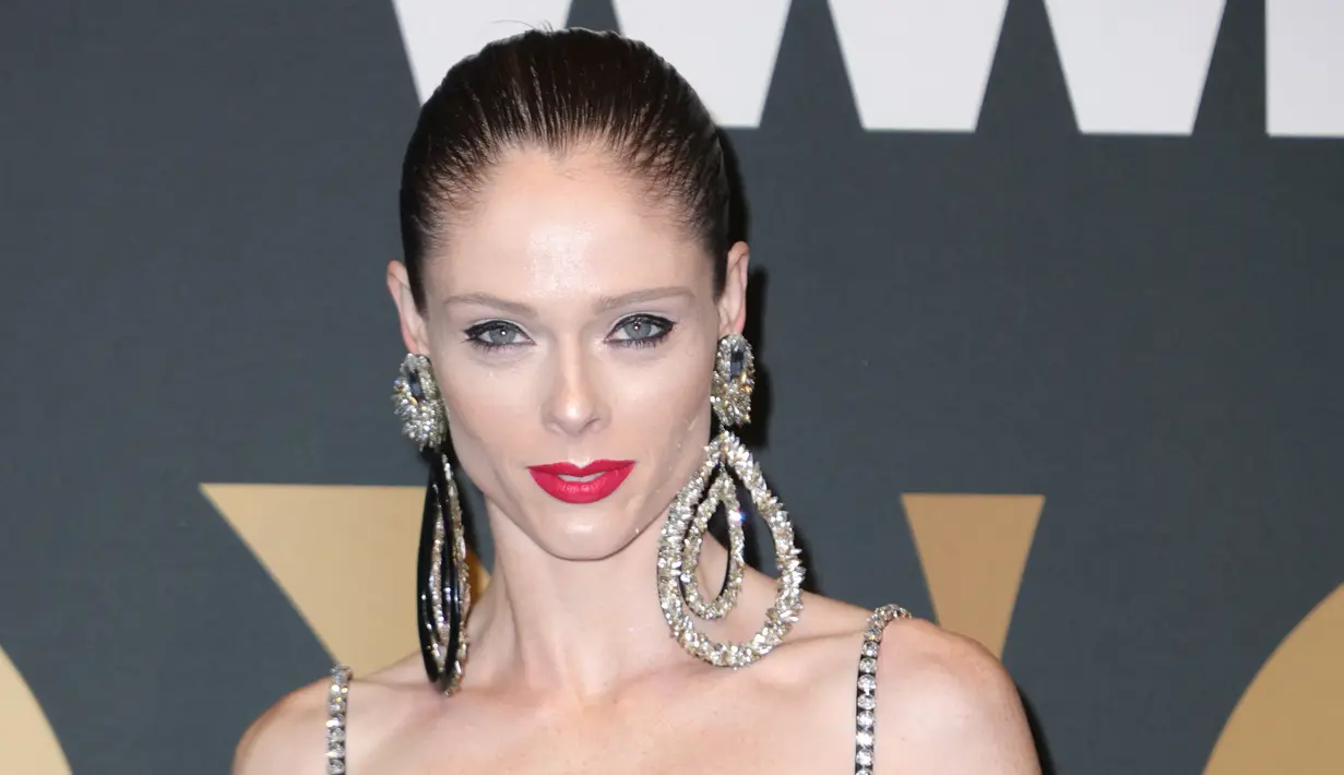 Coco Rocha berpose saat menghadiri WWD Honors Awards yang diselenggarakan oleh Women's Wear Daily di Cipriani South Street di New York pada Selasa, 25 Oktober 2022. Kecantikannya membuat rambutnya disisir ke belakang untuk malam itu. (Michael Loccisano/Getty Images/AFP)
