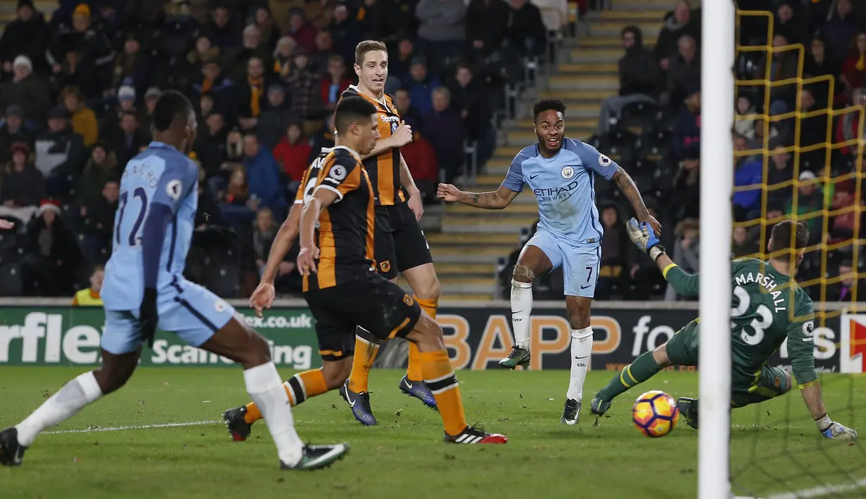 Proses terjadinya gol bunuh diri yang dilakuka oleh bek Hull, Curtis Davies. Kemenangan ini membuat City naik ke peringkat kedua klasemen Premier League, sementara Hull kian terpuruk diposisi juru kunci. (Reuters/Ed Sykes)