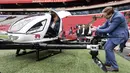 Pangeran Belanda Pieter Christiaan (kiri) duduk di taksi pesawat tak berawak saat uji coba penerbangan di Amsterdam Arena, (16/4). Taksi pesawat tak berawak ini dapat membawa dua orang hingga 210 Kilogram. (AFP Photo/ANP/Evert Elzinga)