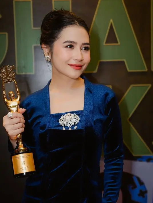 Prilly Latuconsina terlihat elegan mengenakan kebaya velvet berwarna royal blue dan bros Subeng Klasik sebagai aksesori. [@subengklasik]