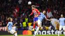 Pemain Atletico Madrid, Antoine Griezmann, duel udara dengan pemain Lazio, Matias Vecino, pada laga grup E Liga Champions di Stadion Metropolitano, Madrid, Kamis (14/12/2023). (AP Photo/Pablo Garcia)