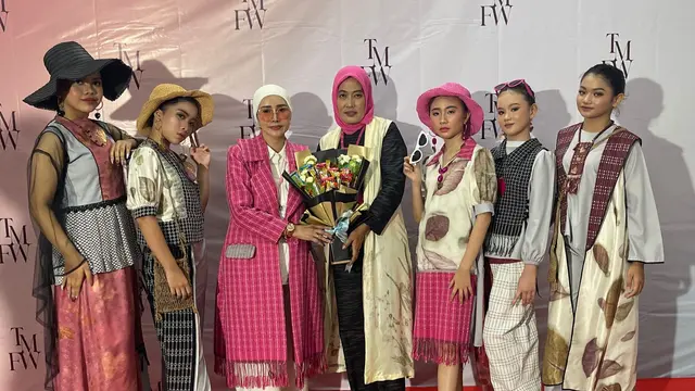 Kiki Bayu dan Dewi Damayanti (tengah) bersama para model