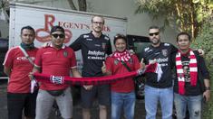 Dua warga negara AS turut mendukung Bali United saat akan menjalani laga Piala Presiden melawan Arema Cronus di Malang, Sabtu (19/9/2015). Kedua WNA itu berangkat naik bus dari Bali bersama supporter lainnya. (Bola.com/Vitalis Yogi Trisna)