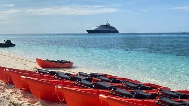 Kapal Pesiar Mewah MV Scenic Eclipse II Singgah di Pulau Lantigiang Taman Nasional Taka Bonerate