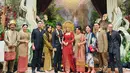 Nagita Slavina juga terlihat hadir mengenakan outer wastra berwarna biru navy yang dipadukan dengan rok batik berwarna putih. [@raffinagita1717].