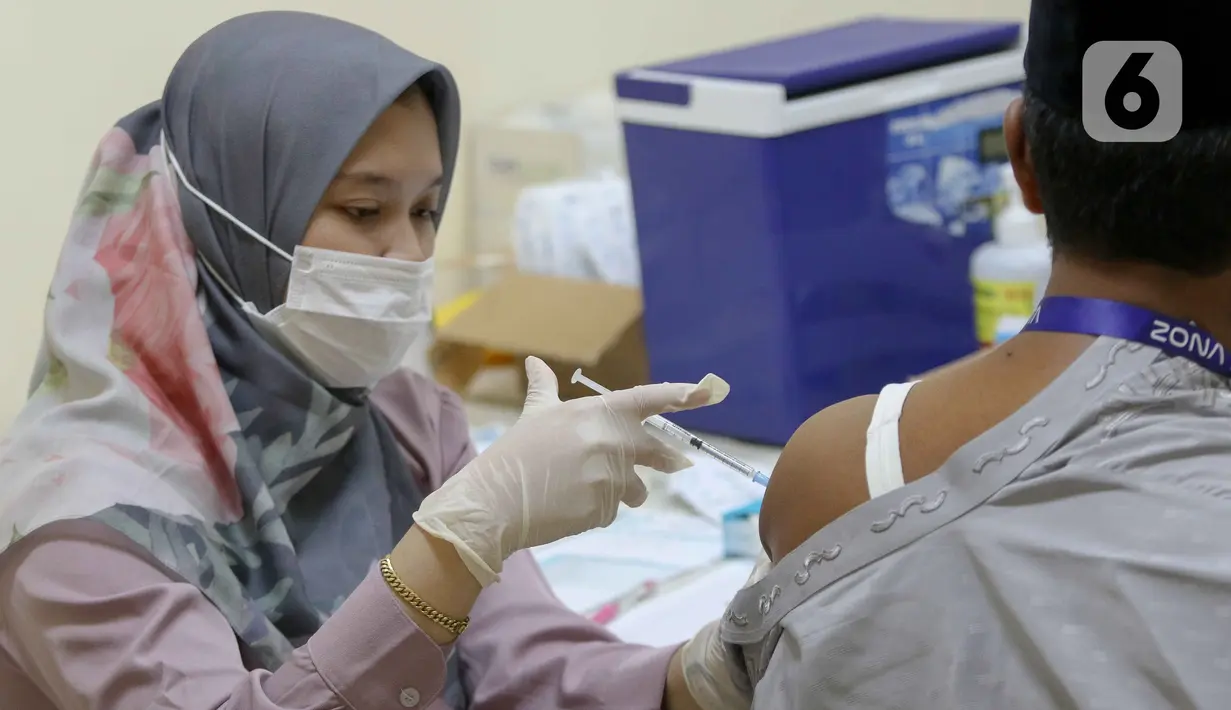 Pemerintah mewajibkan calon jamaah haji untuk melakukan vaksin meningitis sebagai upaya mitigatif bagi jamaah haji. (Liputan6.com/Herman Zakharia)