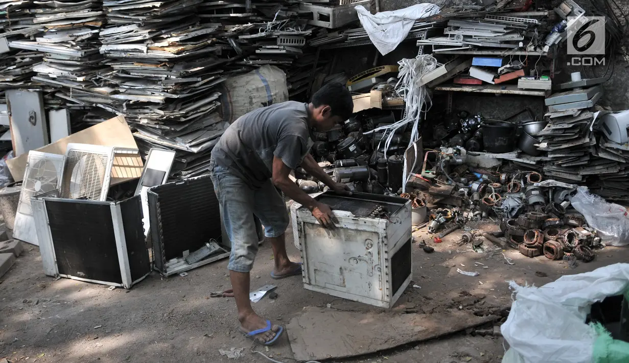 Pekerja memeriksa AC bekas di tempat pengepulan sampah elektronik, Jakarta, Rabu (7/8/2019). Sepanjang Januari-Juni 2019, Dinas Lingkungan Hidup (DLH) Provinsi DKI Jakarta telah memproses lebih dari 1 ton sampah elektronik yang berasal dari rumah tangga dan industri. (merdeka.com/Iqbal Nugroho)