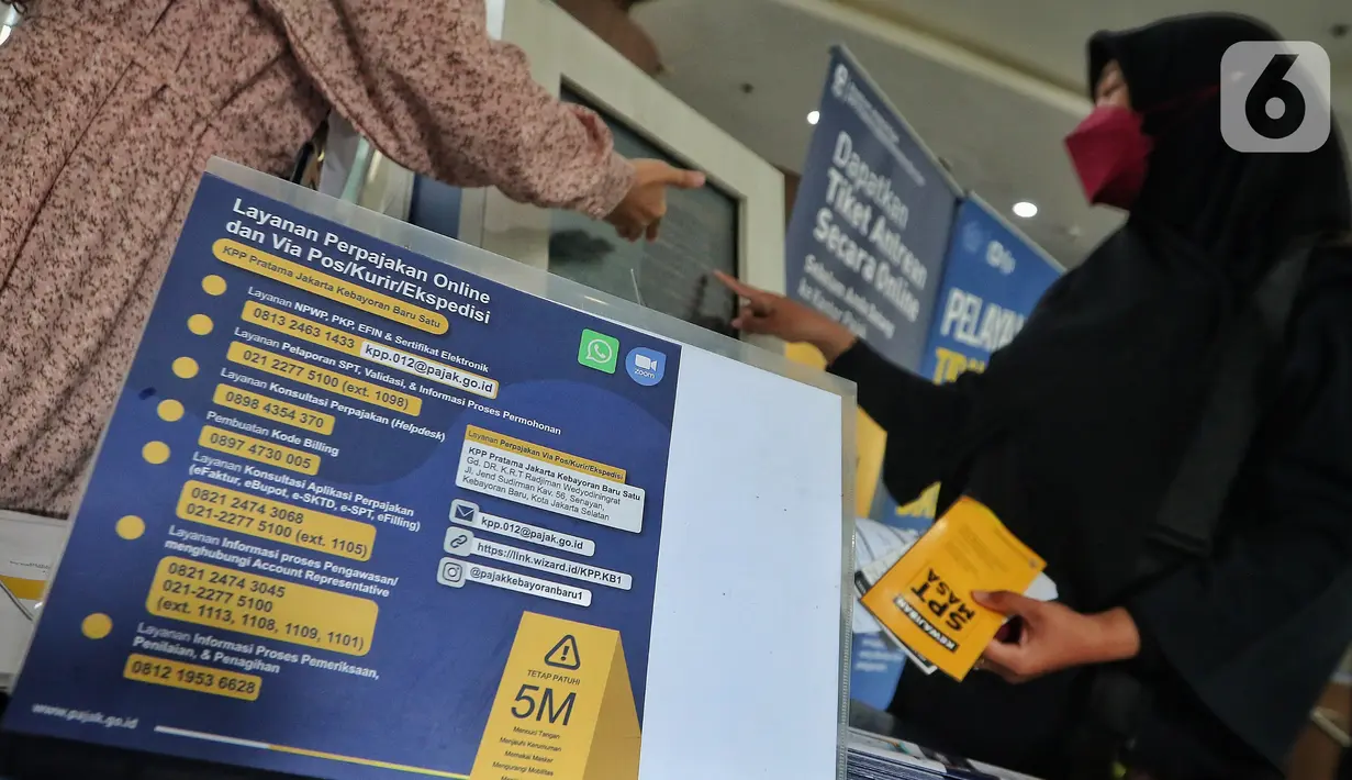 Petugas melayani wajib pajak di salah satu kantor pelayanan pajak pratama di Jakarta, Kamis (29/12/2022). Menteri Keuangan Sri Mulyani Indrawati menyatakan bahwa per 14 Desember 2022, penerimaan pajak telah mencapai Rp1.634,36 triliun. (Liputan6.com/Angga Yuniar)