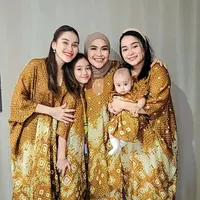 Baju Lebaran 2023 keluarga Ayu Ting Ting hari ke-3 degan set batik model kaftan. [Foto: @ayutingting92]