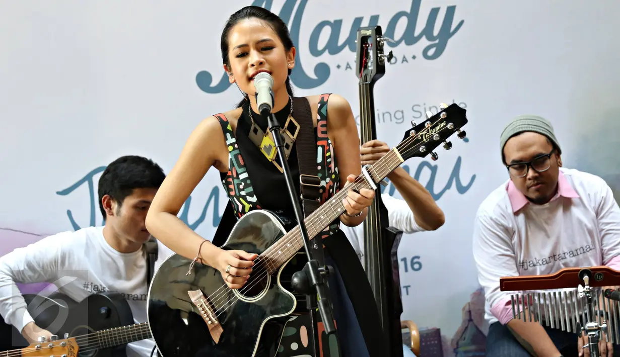 Aktris dan juga penyanyi Maudy Ayunda tampil saat merilis single terbarunya berjudul 'Jakarta Ramai’ di Jakarta, Jumat (8/1). Lagu tersebut terisnpirasi dari pengalaman Maudy yang harus menjalani proses magang di Jakarta. (Liputan6.com/Immanuel Antonius) 