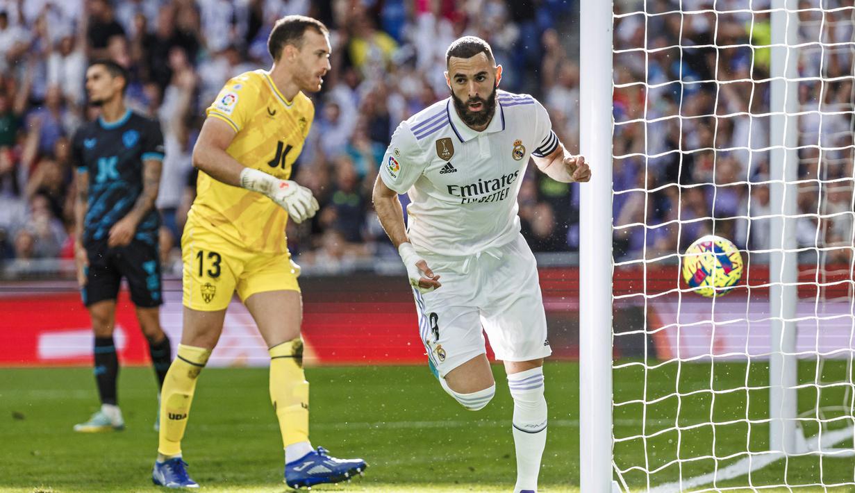 Pemain Real Madrid, Karim Benzema, melakukan selebrasi setelah mencetak gol ke gawang Almeria pada laga Liga Spanyol di Stadion Santiago Bernabeu, Minggu (30/4/2023). Tiga dari empat gol Real Madrid disumbangkan Benzema. (AP Photo/Pablo Garcia)