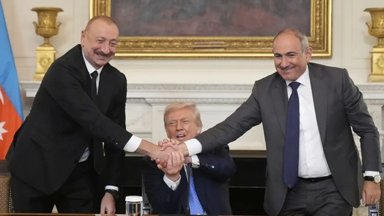 Presiden Donald Trump (tengah) bersama dengan Perdana Menteri Armenia Nikol Pashinyan (kanan) dan Presiden Azerbaijan Ilham Aliyev selama upacara penandatanganan perdamaian di Gedung Putih, Jumat, (8/8/2025).