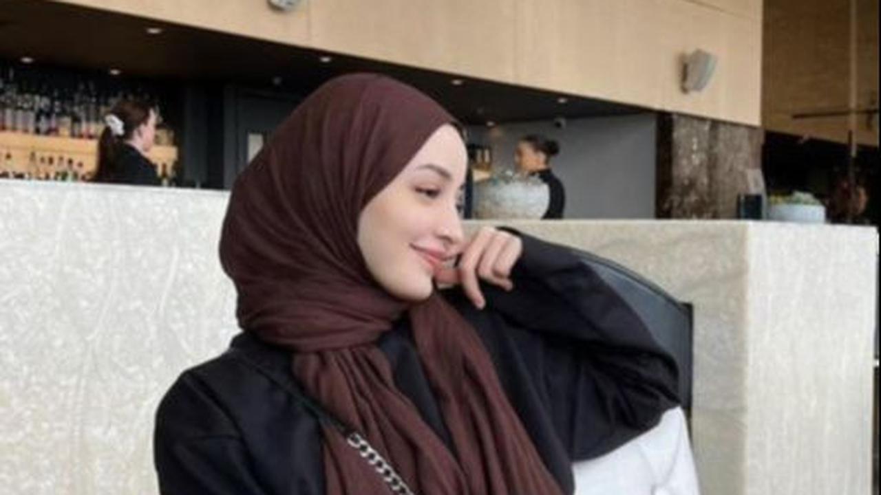 3. Jika ingin Mencoba Berbagai Gaya Hijab, Pilih Hijab Polycotton Pashmina<br>
