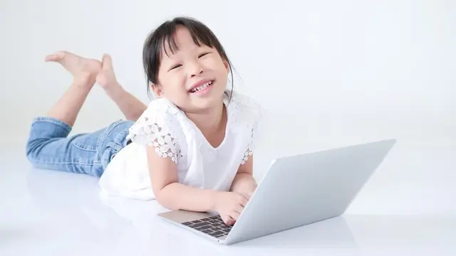 Seorang anak di depan laptop (Foto Dok: Freepik/chevanon)