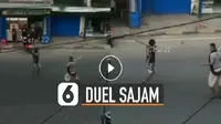 Video duel senjata tajam antara dua orang pria di Jalur Trans Sulawesi di Pinrang, Sulawesi Selatan pada Rabu (21/4/2021), viral di media sosial. (Liputan6.com/ Istimewa)