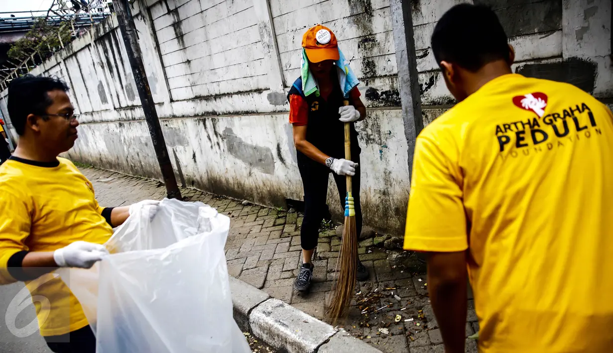Karyawan dan relawan Artha Graha Peduli membersihkan sampah di kawasan Jakarta Pusat, (21/02). Peringatan bersih sampah nasional sebagai bentuk dukungan terhadap  pemerintah dalam mendorong Indonesia bebas sampah pada 2020. (Liputan6.com/Fery Pradolo)