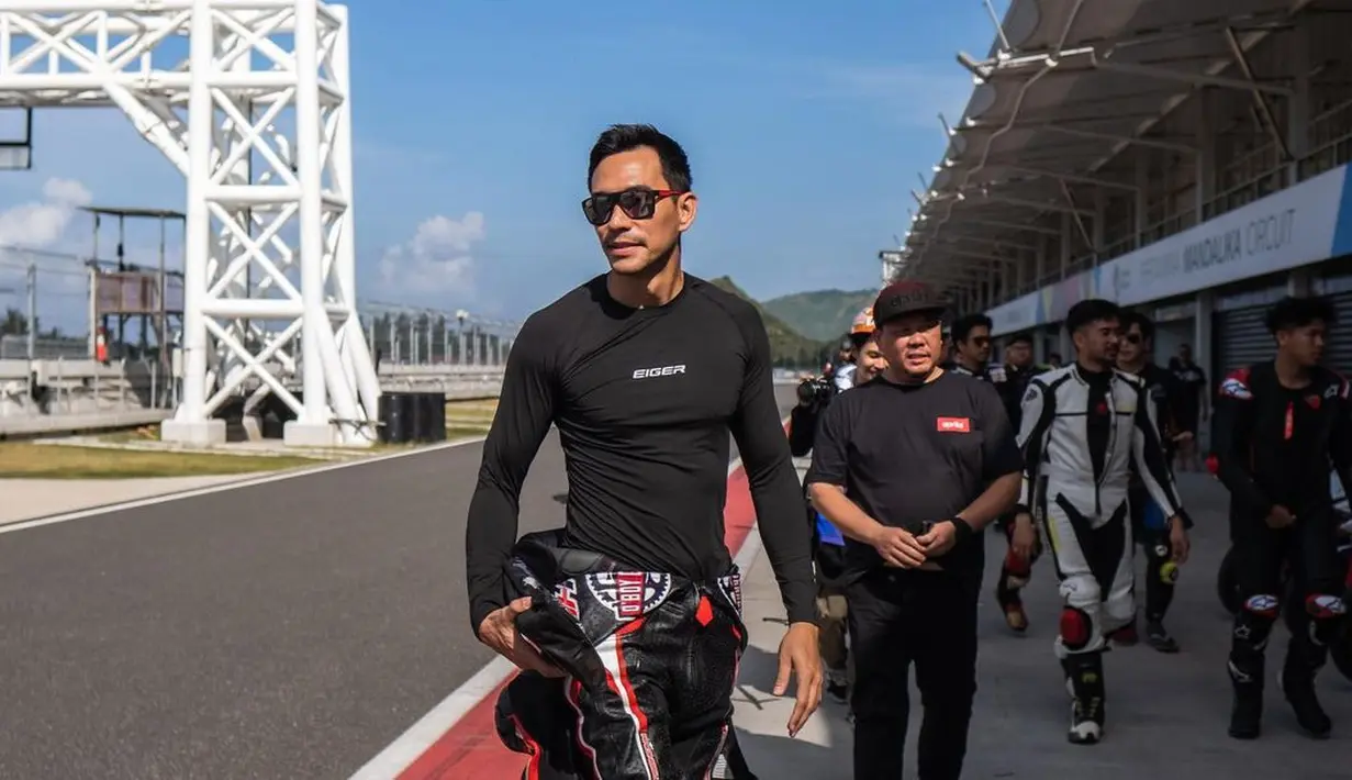 "Pengalaman seru & menyenangkan, apalagi bisa gas bareng teman2 komunitas pecinta motosports!!," tulisnya dalam sebagai keterangan foto yang diunggah pada 26 Mei lalu. [Instagram/darius_sinathrya]