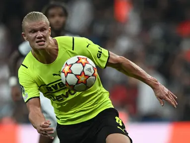 Dortmund sukses memetik kemenangan di matchday pertaman Liga Cahmpions 2021/2022 kala bertamu ke markas Besiktas. Salah satu gol kemenangan Dortmund dicetak oleh Haaland. (Foto: AFP/Ozan Kose)