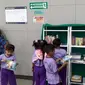 Anak-anak antusias membaca dan memilih buku di stasiun MRT Blok M, Jakarta Selatan, Kamis, 30 Januari 2020 (Liputan6.com/Komarudin)