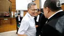 Terdakwa Agus Nurpatria tersenyum saat berjabat tangan dengan kuasa hukum usai menjalani sidang perdana di PN Jakarta Rabu (19/10/2022). Agus Nurpatria menyalami kuasa hukum dengan penuh senyuman usai menjalani sidang dengan agenda pembacaan surat dakwaan kasus obstruction of justice atau perintangan proses penyidikan terkait perkara dugaan pembunuhan berencana terhadap Nofriansyah Yosua Hutabarat atau Brigadir J. (Liputan6.com/Faizal Fanani)