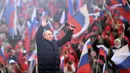 Presiden Rusia Vladimir Putin menyapa orang-orang setelah pidatonya di konser perayaan  delapan tahun referendum tentang status negara bagian Krimea dan Sevastopol serta penyatuannya kembali dengan Rusia, di Moskow, Rusia (18/3/2022). (Ramil Sitdikov/Sputnik Pool Photo via AP)