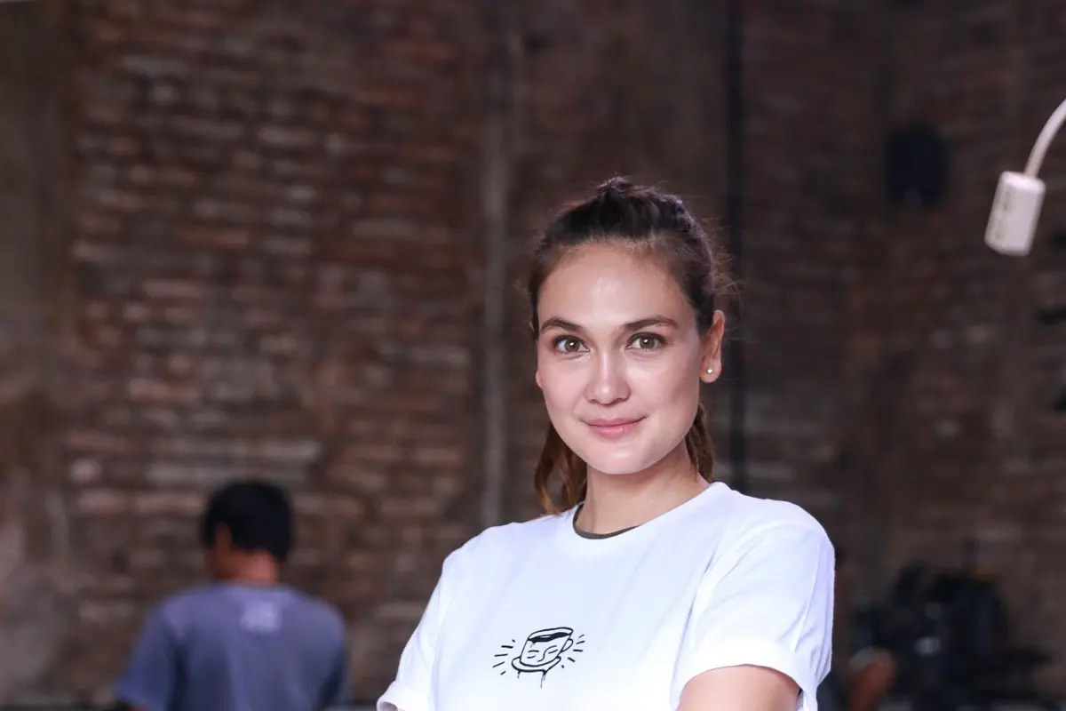[Bintang] Bintangi Sekuel Filosofi Kopi, Luna Maya Serasa Bercermin