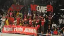 Para suporter saat menyaksikan turnamen BCA Indonesia Open Superseries Premier 2015 di Gelora Bung Karno, Jakarta, Selasa (3/6/2015). Nitya Krishinda M dan Greysia Polii  menang 21-13 21-10. (Liputan6.com/Herman Zakharia)