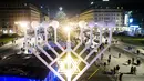 Hanukkah Menorah diterangi, menandai dimulainya Festival Cahaya Yahudi, di Pariser Platz dekat Gerbang Brandenburg di Berlin, Jerman, Minggu (28/11/2021). Orang Yahudi di seluruh dunia akan merayakan Hanukkah hingga 6 Desember. (AP Photo/Markus Schreiber)
