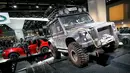 Mobil Land Rover Defender saat diperkenalkan sebagai salah satu mobil yang digunakan dalam film James Bond terbaru ‘Spectre’ di Frankfurt Motor Show (IAA) 2015, Jerman (16/9/2015). (Reuters/ Odd Andersen)
