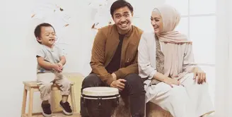 Pasangan Ayudia Bing Slamet dan suami Muhammad Pradana Budiarto alias Ditto mempunyai cara sendiri dalam mendidikan anak untuk berbagai. Menurut Ayu, mendidik anak itu butuh proses. (Instagram/ayudiac)