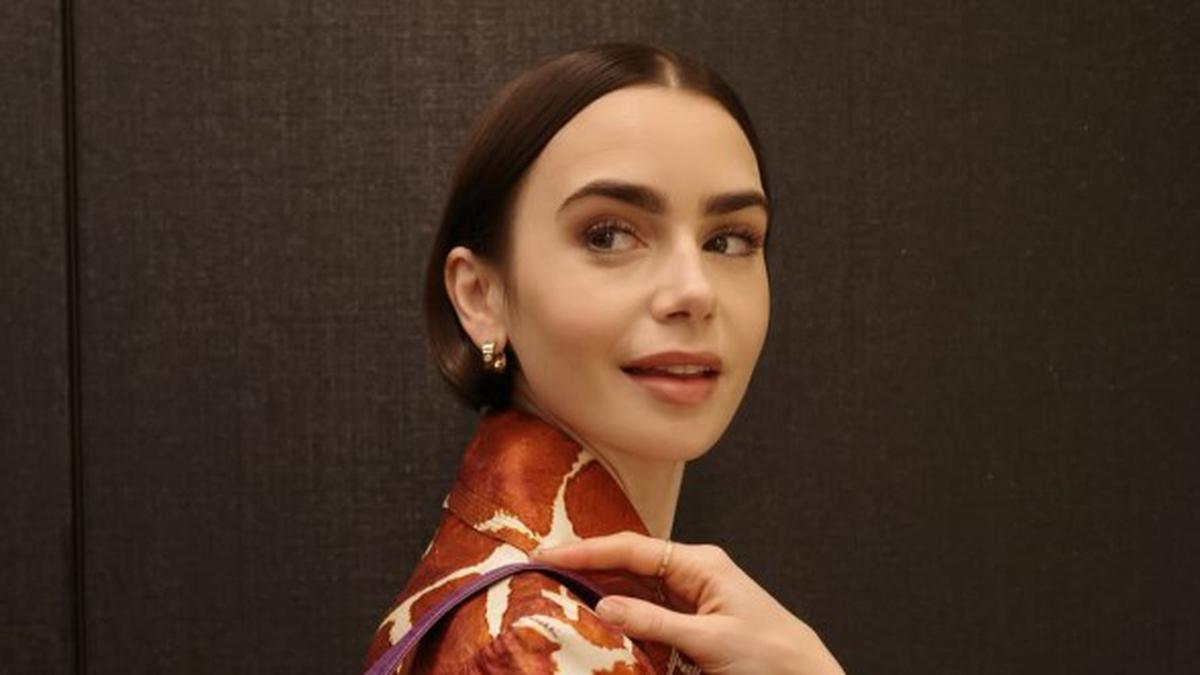 Tampil Beda di Emily in Paris Season 5, Lily Collins Beberkan Alasan Berambut Bob