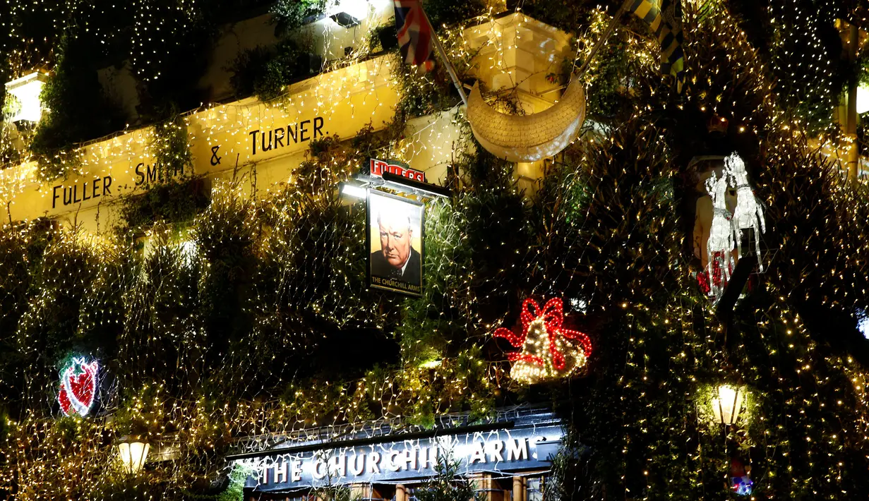 Detail dekorasi natal yang menutupi bangunan bar The Churchill Arms di London, Inggris, 20 Desember 2016. Dalam rangka menyambut Natal, lebih dari 80 pohon natal dan hampir 22.000 lampu berkelap-kelip tampak menghiasi bar tersebut. (REUTERS/Neil Hall)