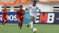 Gelandang Bali United, Yabes Roni, menggirig bola saat melawan Persija Jakarta pada laga Piala Indonesia 2019 di Stadion Wibawa Mukti, Minggu (5/5). Persija menang 1-0 atas Bali United. (Bola.com/M Iqbal Ichsan)