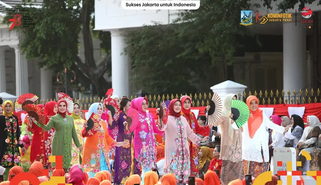 Peragaan busana kebaya digelar di runway sepanjang 200 meter, diiringi lagu-lagu daerah Betawi, musik keroncong, hingga lagu-lagu yang dibawakan penyanyi Bunga Citra Lestari. [Foto: Instagram/kotajakartapusat]