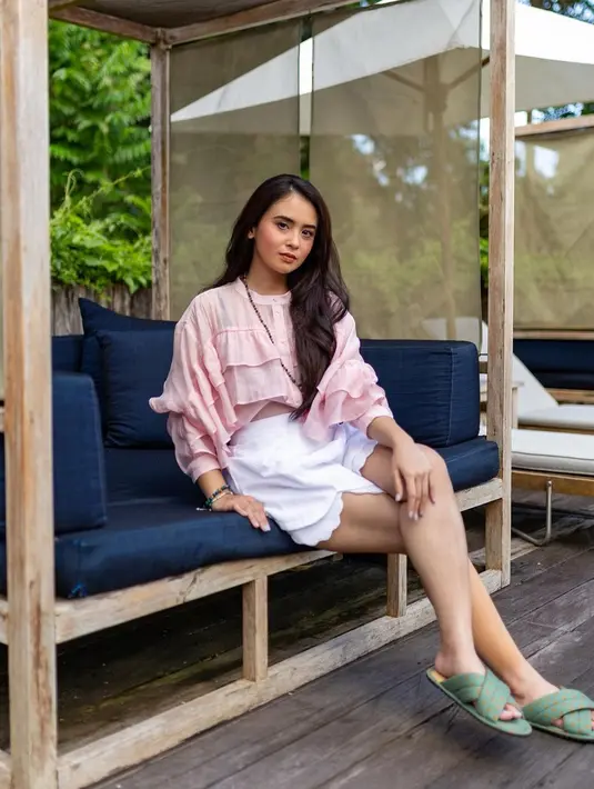untuk tampilan feminin, gaya Ayushita ini bisa dipilih. Dalam fotonya, Ayushita memadukan ruffle blouse dengan mini skirt atau wide leg ruffle. [Foto: Instagram/ayushita]