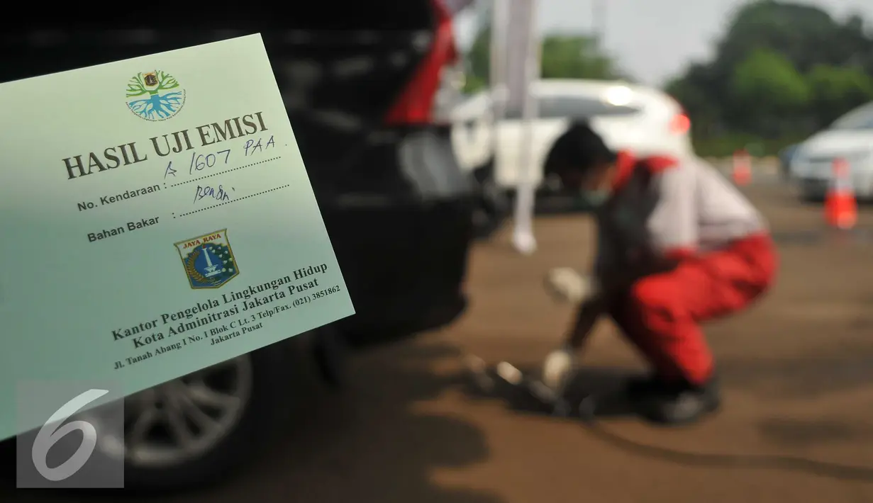 Kertas hasil uji emisi kendaraan diperlihatkan di pintu satu Gelora Bung Karno, Jakarta, Selasa (17/5). Pemkot Administrasi Jakpus melakukan uji emisi kendaraan selama tiga hari untuk mengevaluasi kualitas udara perkotaan. (Liputan6.com/Gempur M Surya)