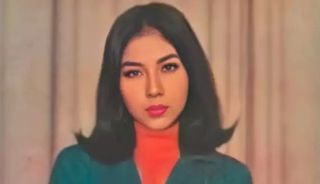 Di usianya yang sudah 85 tahun, Titiek Puspa masih aktif di panggung hiburan. Penampilannya pun masih bugar dan awet muda. Tak heran jika potret masa mudanya banyak mencuri perhatian. Seperti foto lawas di tahun 50-an ini yang disebut mirip Isyana Sarasvati. (Liputan6.com/IG/@titiekpuspa_official)