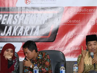 Komisioner KPUD DKI Jakarta, Betty Epsilon Idroos (kiri) menyimak penuturan Usep S Ahyar saat diskusi di gedung KPUD Jakarta, Kamis (12/1). Diskusi membahas Menakar Efektifitas Debat, Meraih Simpati Publik. (Liputan6.com/Helmi Fithriansyah)