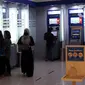 Nasabah melakukan transaksi di gerai ATM, Tangerang, Banten, Kamis (4/11/2021). Layanan BI-Fast Payment bakal menggantikan Sistem Kliring Nasional Bank Indonesia (SKNBI) yang selama ini dipakai untuk mewadahi transaksi antarbank. (Liputan6.com/Angga Yuniar)