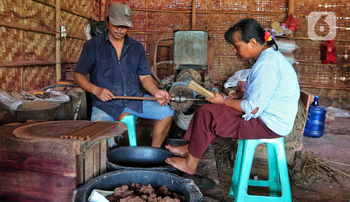 Pekerja memproduksi hio dupa di sentra industri kecil pembuatan hio di Tangerang, Banten, Senin (9/1/2023). Jelang perayaan Imlek, pesanan hio dupa mengalami peningkatan untuk kebutuhan sembahyang. (Liputan6.com/Angga Yuniar)