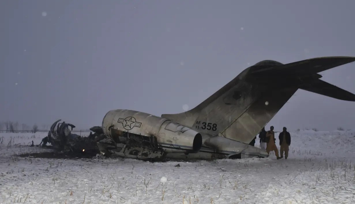 Sebuah pesawat militer AS yang jatuh terlihat di provinsi Ghazni, Afghanistan (27/1/2020). Pesawat jet militer AS itu jatuh di wilayah pegunungan di Afghanistan timur yang merupakan salah satu wilayah kekuasaan kelompok Taliban. (AP Photo/Saifullah Maftoon)