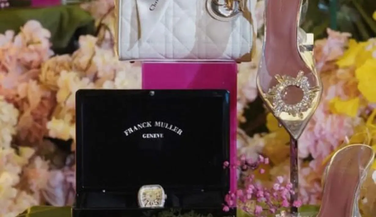 <p>Lewat akun Instagram miliknya, Hotman pun memamerkan sejumlah seserahan mewah untuk calon menantunya tersebut. [Foto: IIG/madebylace_).</p>