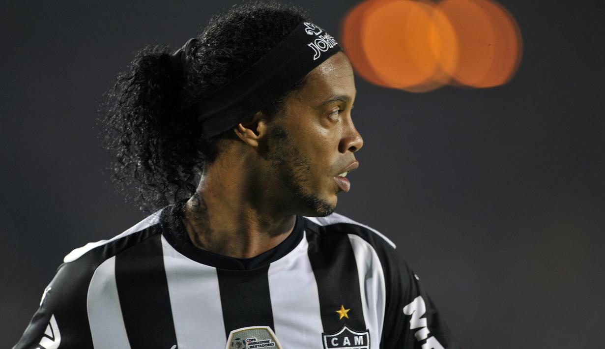 Pada tahun 2012-2014 Ronaldinho berpindah klub ke Atletico Mineiro dan bermain sebanyak 48 kali dan mencetak 16 gol. (AFP/Guillermo Legaria)